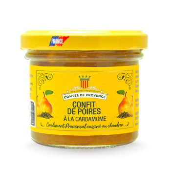 Image d'un pot de confit de poires à la cardamome de la marque Comtes de Provence. Le pot a une étiquette jaune vif avec des images de poires et de cardamome. Le texte sur l'étiquette indique "Confit de Poires à la Cardamome" et "Condiment Provençal cuisiné au chaudron". Le couvercle est également jaune avec le logo "France" en bleu, blanc, rouge.